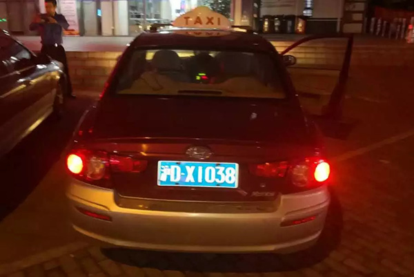 出租統(tǒng)一亮紅色“電調(diào)”燈查非法客運(yùn)，上海創(chuàng)建路查方法查獲9輛克隆車